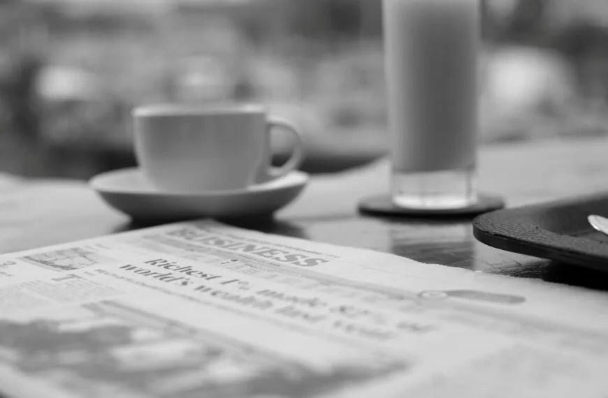 Upadek lokalnych mediów – kto przejmuje informacyjną próżnię?